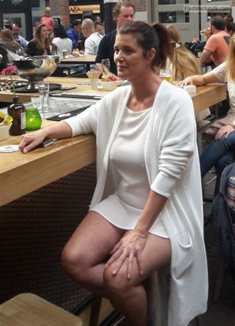 Waitress downblouse cleavage Boobs Flash Pics, Voyeur Pics ...